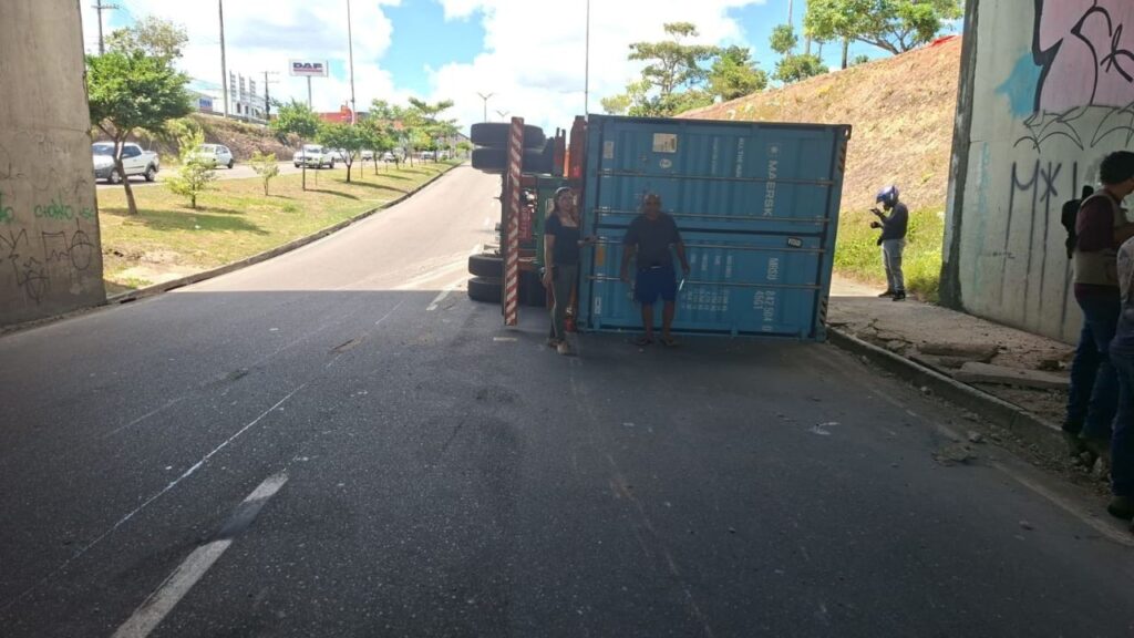 Acidente com caminhão e contêiner paralisa trânsito em importante via de Manaus