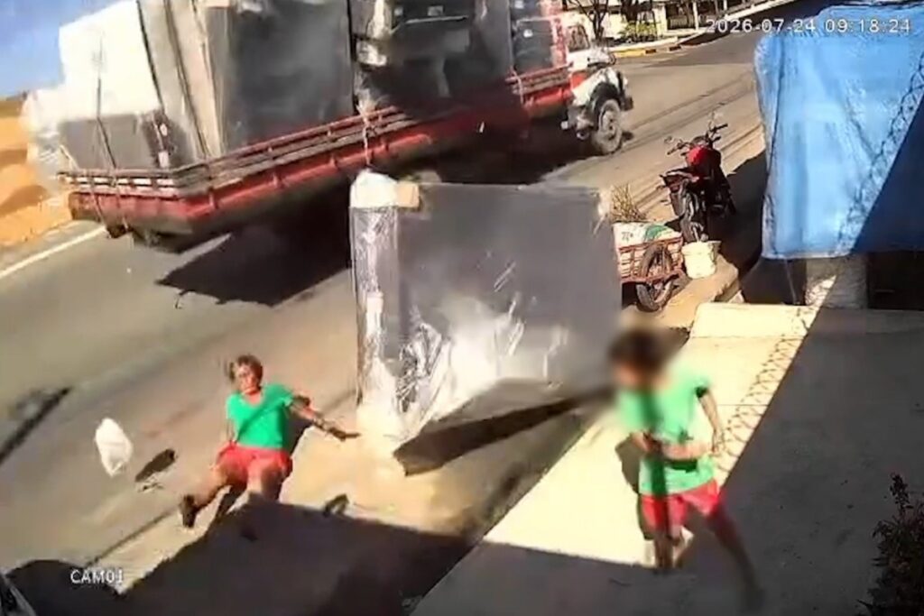 Acidente em Parintins: mulher é atingida por colchão que cai de caminhão em avenida