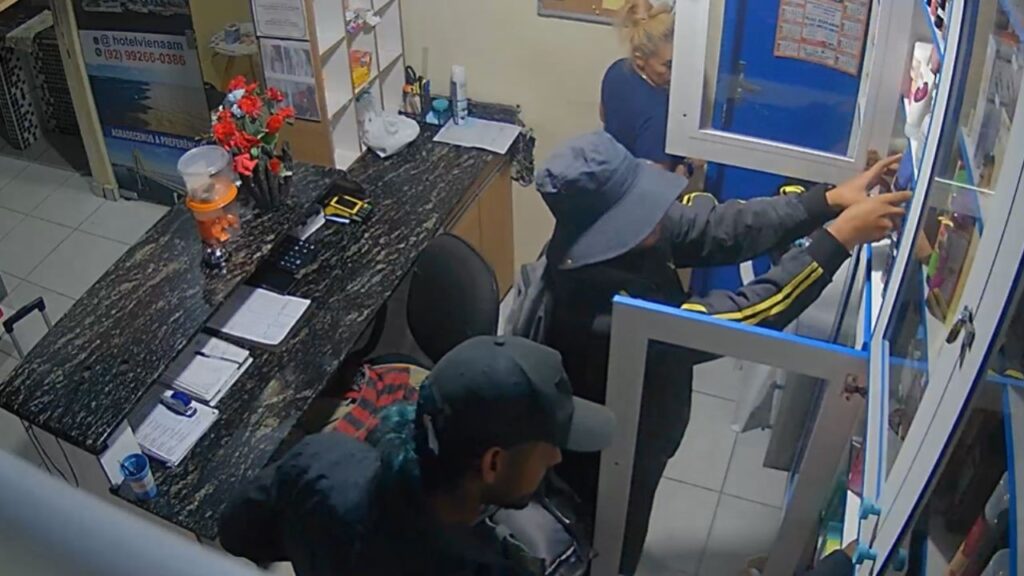 Assalto a hotel no Centro de Manaus é flagrado por câmeras e mobiliza investigação policial