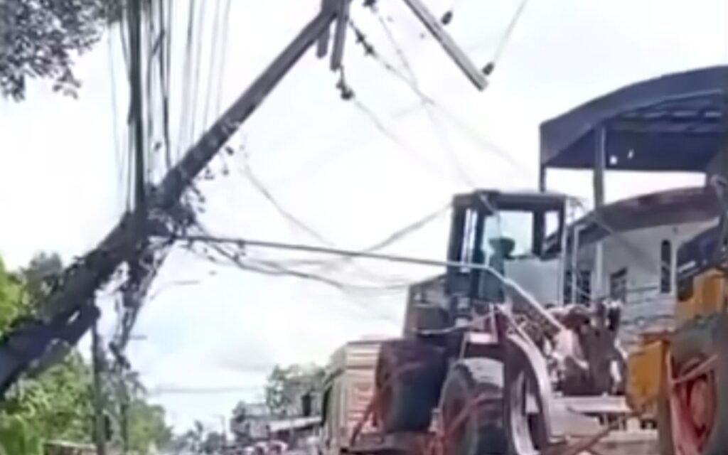 Carreta derruba poste na Avenida Otília e paralisa trânsito na zona oeste de Manaus