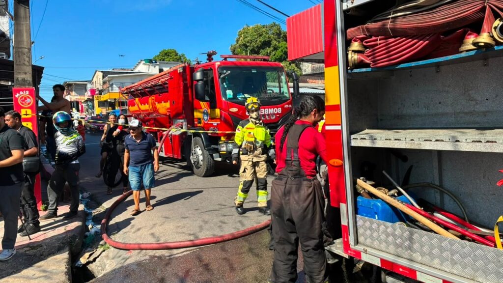 Chamas devastam borracharia e atingem casas no bairro Parque das Nações, em Manaus