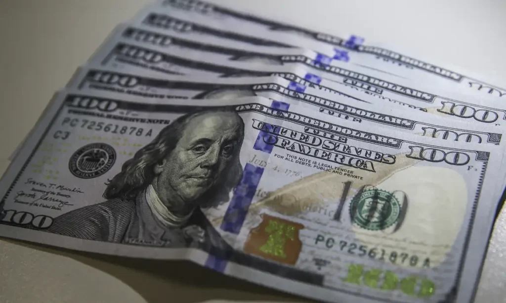 Dólar fecha estável em R$ 5,08 enquanto mercado financeiro sente impacto de tarifas e conflitos
