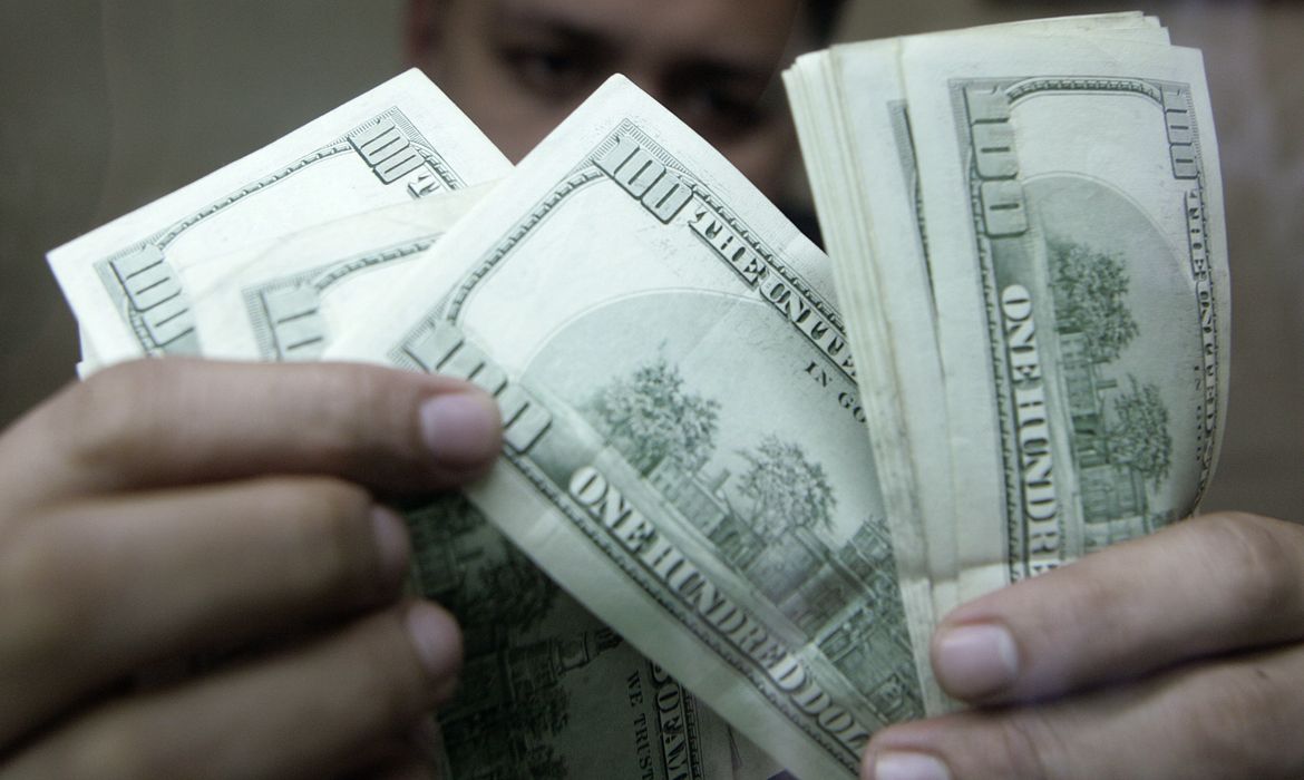 Dólar fecha julho em queda, Ibovespa reage e petróleo dispara em cenário de tensões