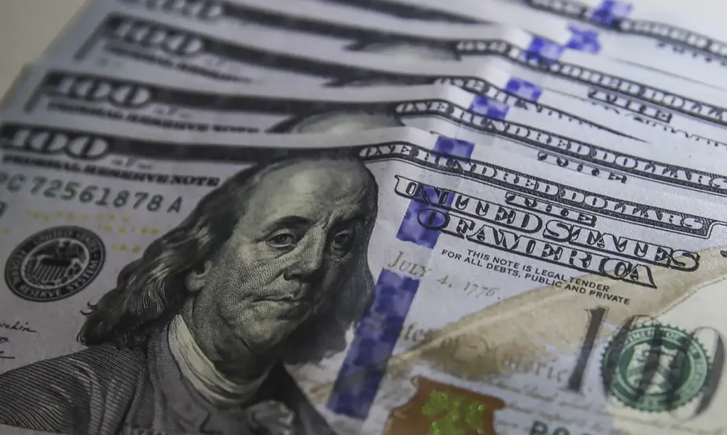 Dólar recua para R$ 5,10 com juros dos EUA estáveis e mercados atentos