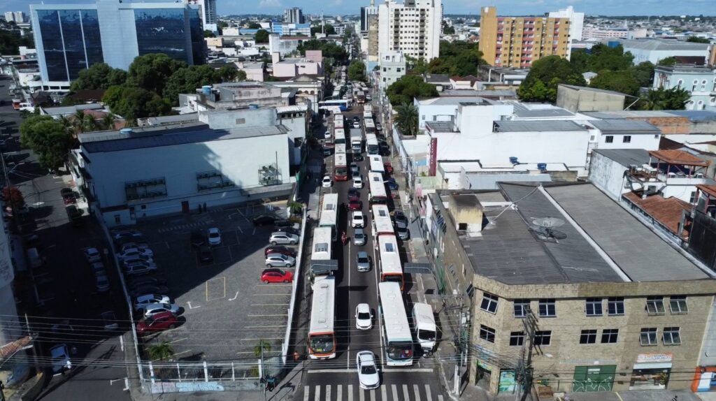 Transporte público em Manaus: paralisação total de ônibus gera transtornos