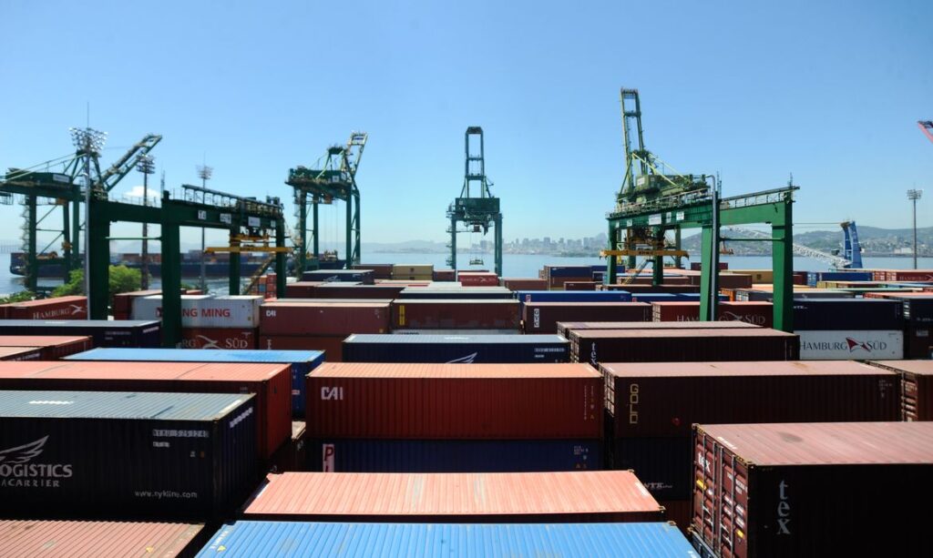 Tarifas dos EUA: Brasil avalia impacto limitado na balança comercial, mas setores industriais sentem