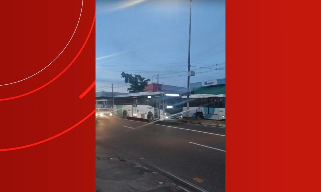 Greve de ônibus em Manaus entra no terceiro dia com frota reduzida e impasse financeiro