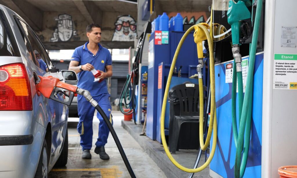 Subsídio da gasolina é estendido por 30 dias para conter alta de preços