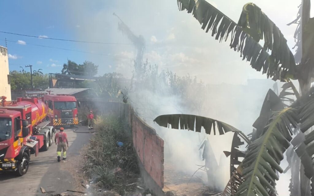Incêndio em vegetação mobiliza bombeiros no bairro Nova Cidade em Manaus