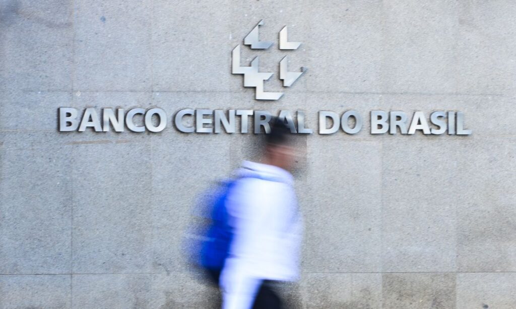 Juros para famílias disparam a 64% ao ano no Brasil, alerta Banco Central