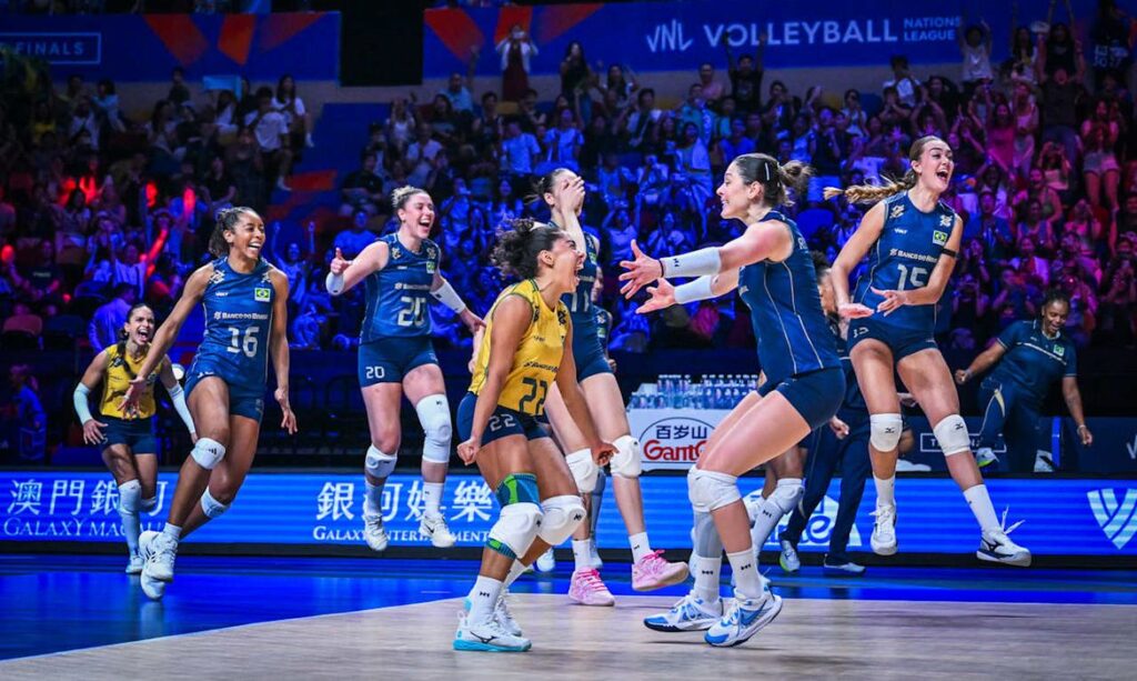Vôlei feminino: Brasil supera Itália em semifinal eletrizante e busca título inédito da Liga das Nações