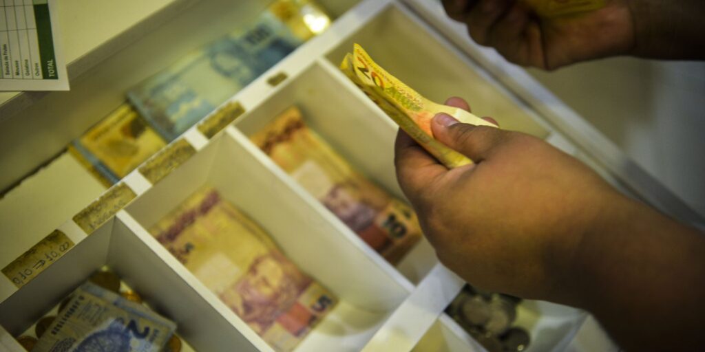 Abono salarial de 2026: último lote para nascidos em novembro e dezembro chega nesta segunda-feira (17
