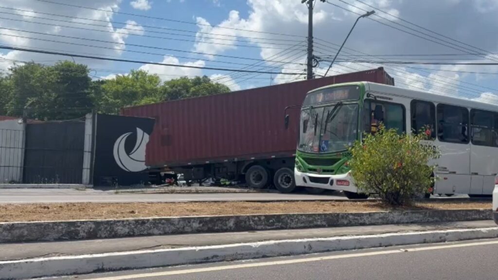 Acidente com carreta na Efigênio Salles provoca interdição e congestionamento em Manaus