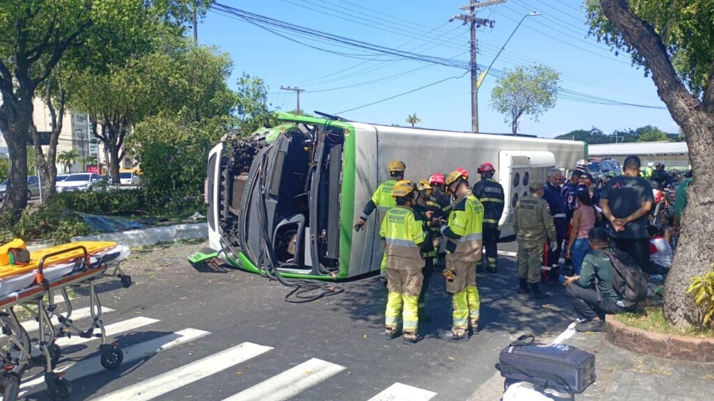 Acidente grave: ônibus do transporte coletivo capota em Manaus e deixa vítimas