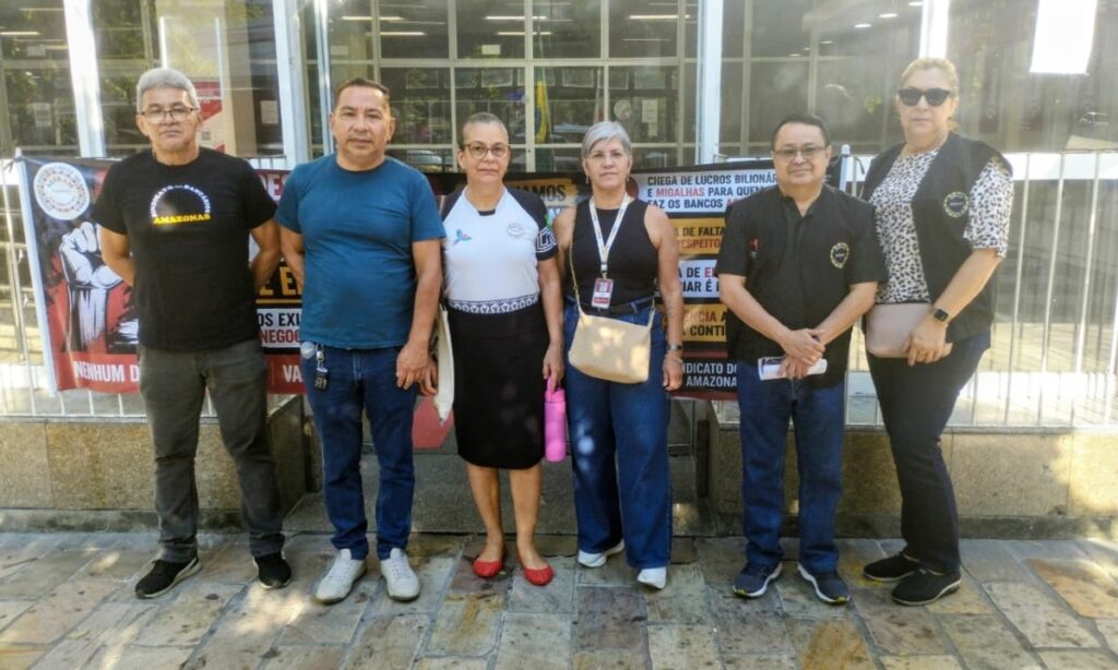 Bancários do Amazonas cruzam os braços em protesto por reajuste e melhores condições