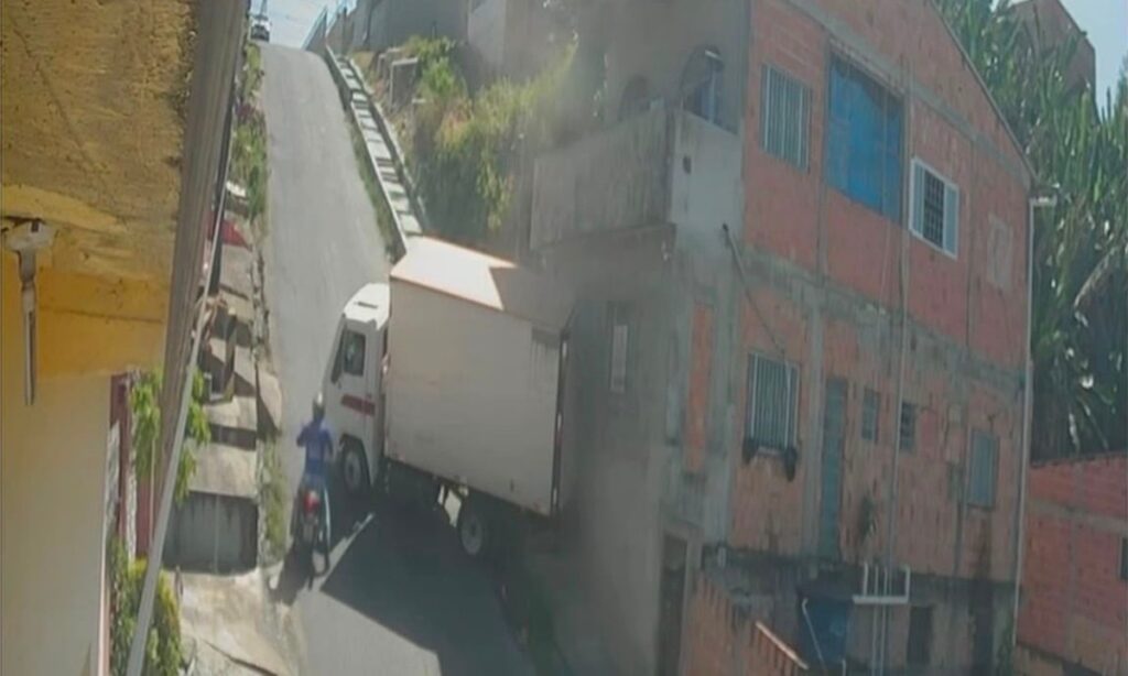 Caminhão desgovernado atinge muro e gera susto em moradores da zona norte de Manaus