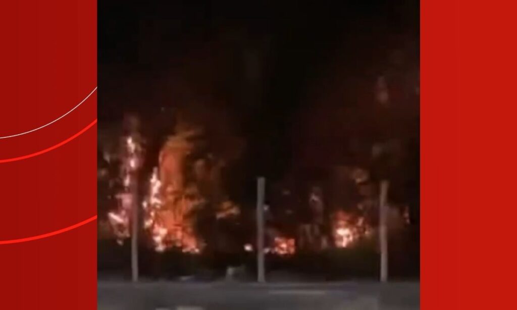 Chamas consomem vegetação no bairro Dom Pedro, em Manaus, e mobilizam bombeiros