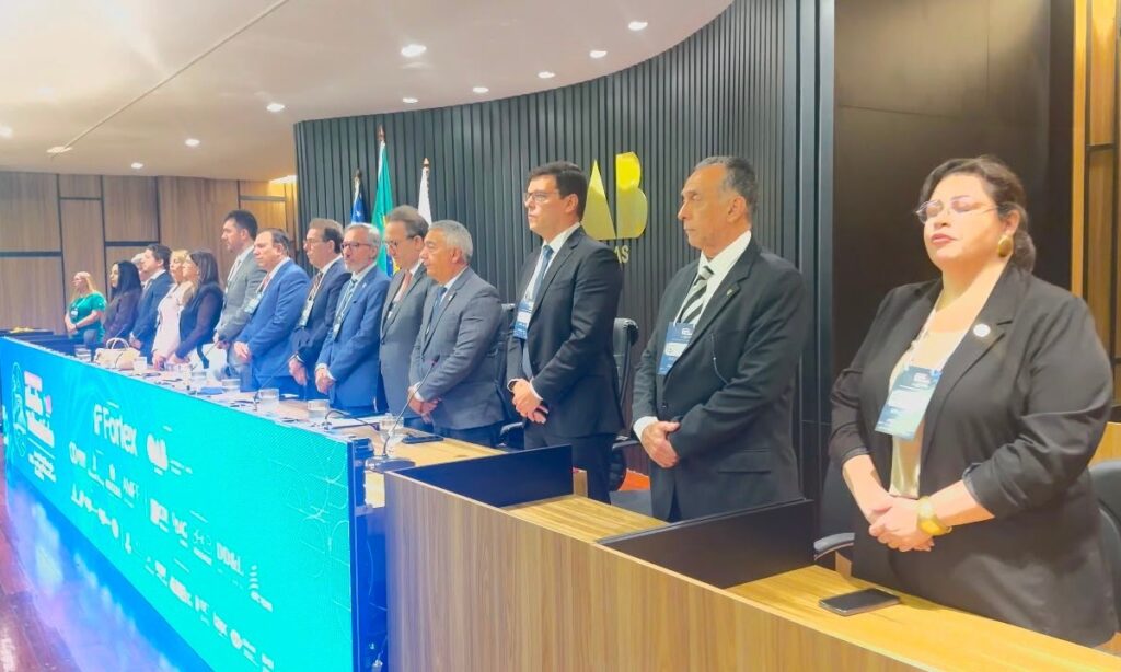 Congresso da Oab-am detalha novas regras para recursos no STJ e homenageia ministro