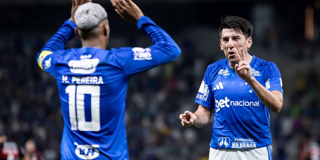 Cruzeiro derrota Flamengo em virada no Mineirão e mexe com o Brasileirão