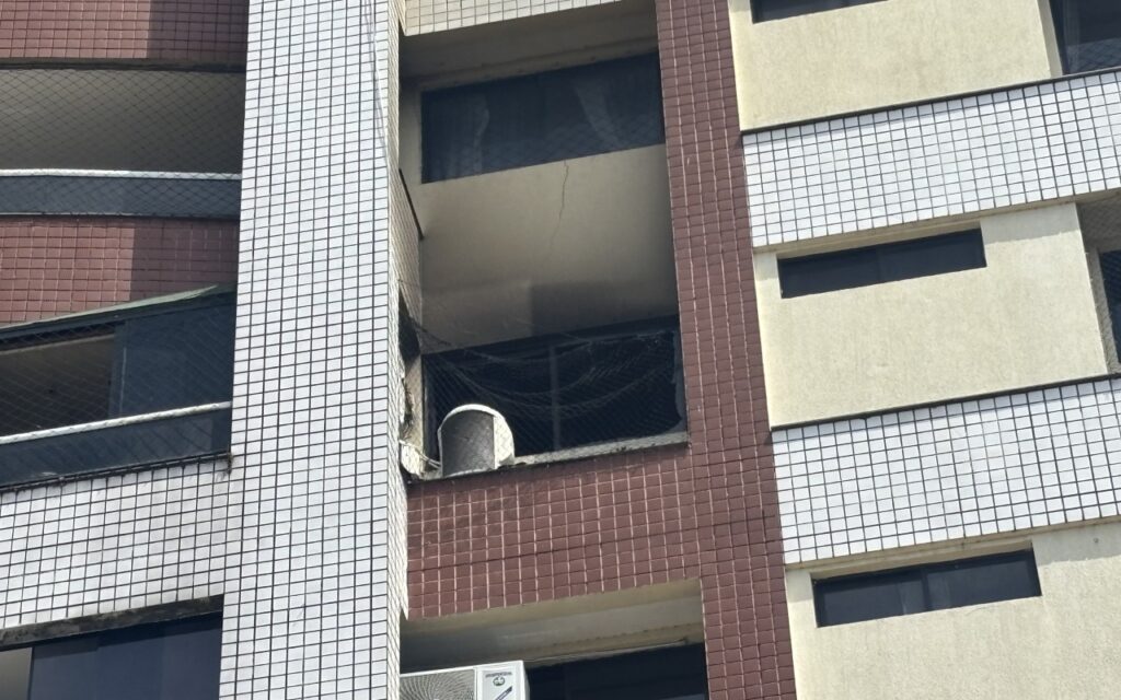 Curto-circuito em ar-condicionado provoca incêndio em edifício residencial de Manaus