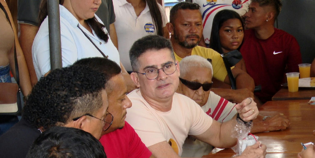 David Almeida promete zerar fila do Sisreg em um ano durante visita a feira em Manaus