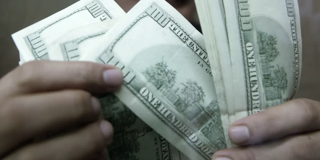 Dólar avança a R$ 5,19 após sinalização de aperto monetário pelo Fed