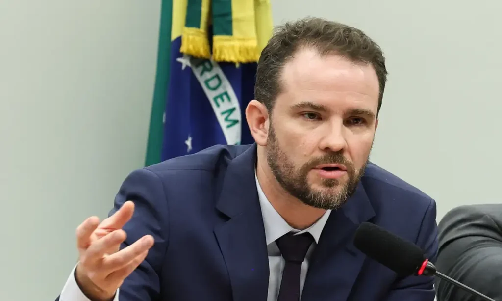 Durigan esclarece que juros altos e rolagem impulsionam dívida pública, não os gastos
