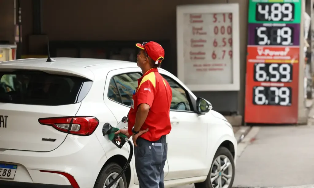 Elevação do etanol na gasolina para 32% provoca debate sobre impactos em veículos e economia