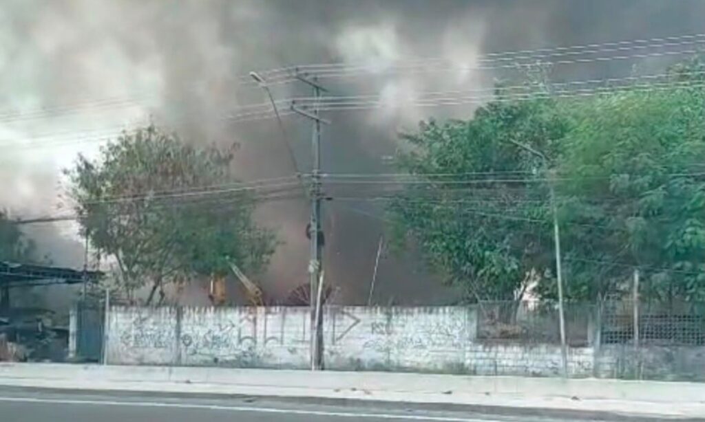 Fogo em ferro-velho na Zona Leste de Manaus mobiliza Corpo de Bombeiros