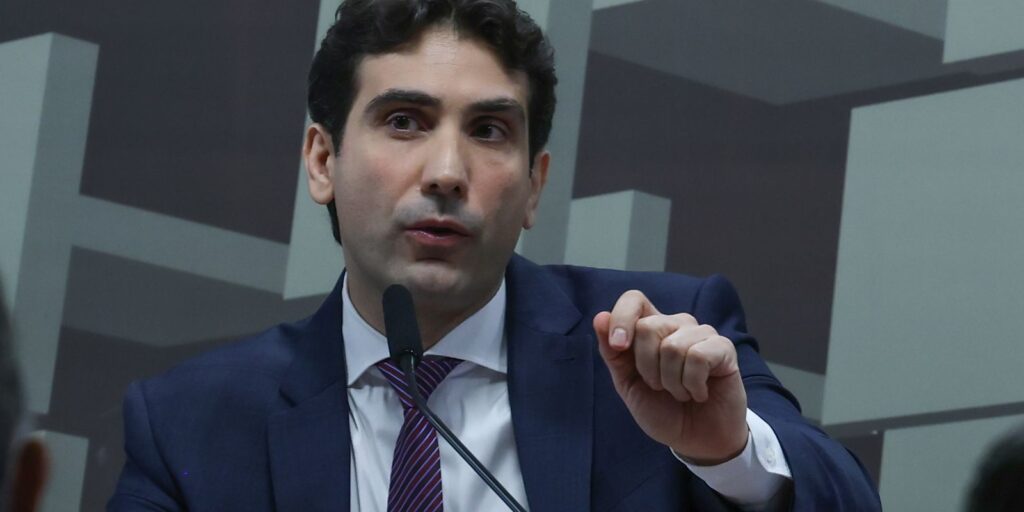 Galípolo aponta risco à estabilidade por pressão de não bancárias no FGC