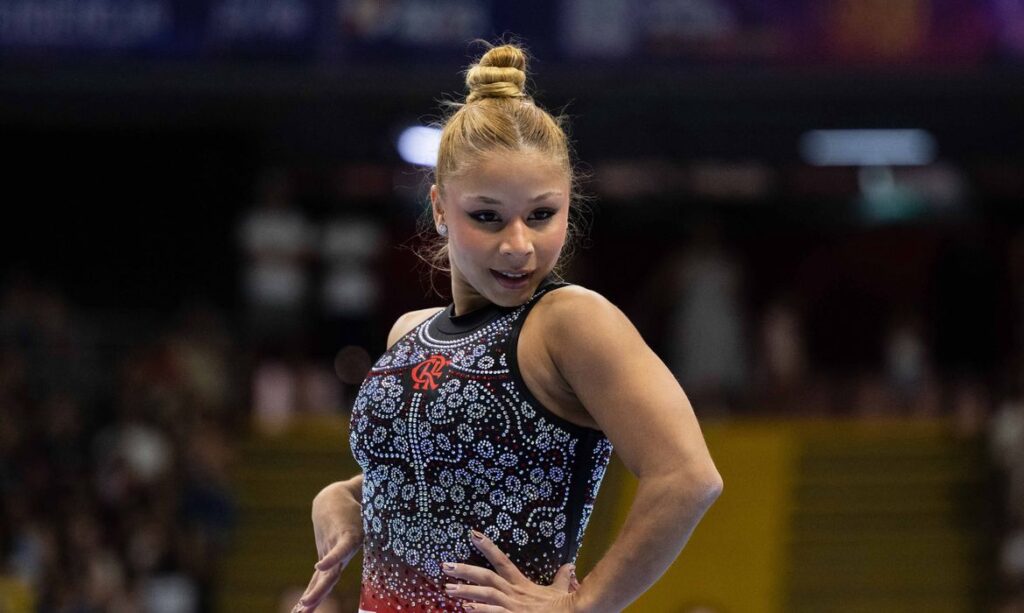Ginasta Flávia Saraiva conquista ouro duplo na trave e no solo em Brasília