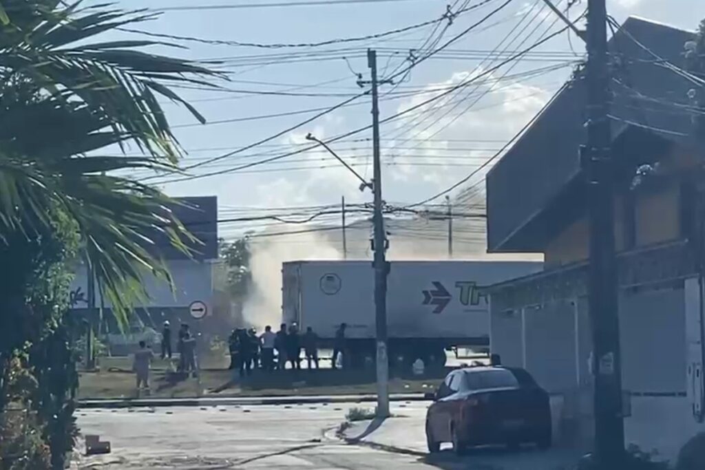 Incêndio em caminhão na Avenida das Torres causa grande congestionamento em Manaus
