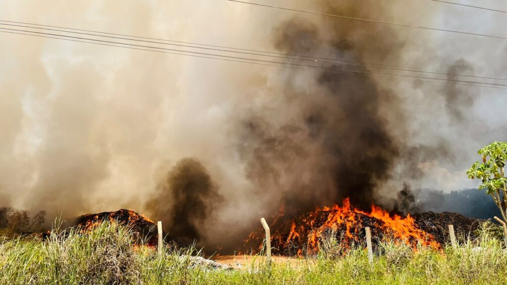 Incêndio em lixão de Iranduba persiste por mais de 21 horas e ameaça casas e fiação