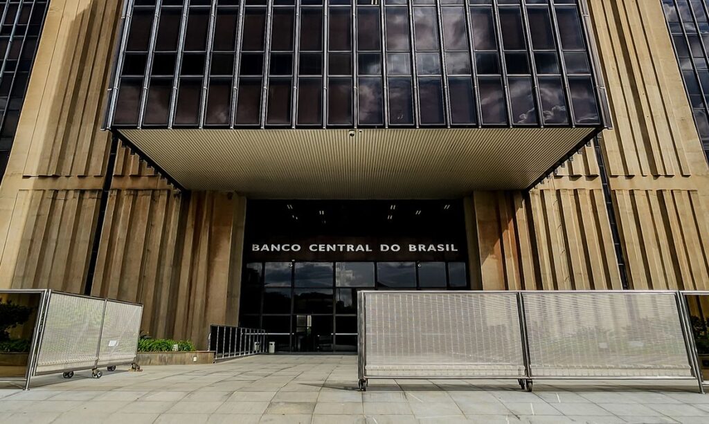 Inflação desacelera, mas Banco Central mantém cautela sobre riscos econômicos