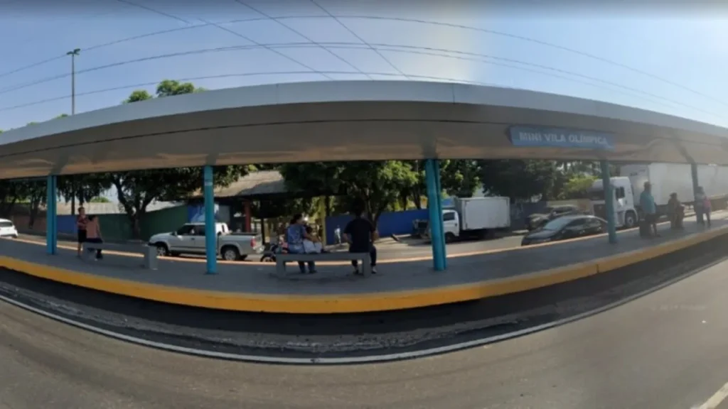 Interdição de plataforma de ônibus na Alameda Cosme Ferreira em Manaus altera rotina de passageiros