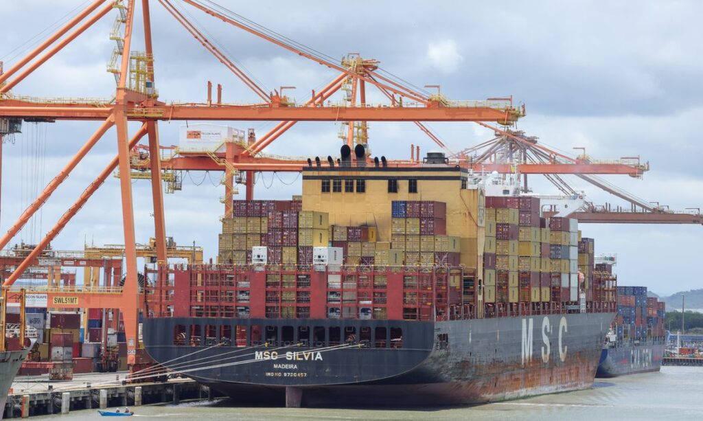 Julho fecha com superávit de US$ 7 bilhões na balança comercial