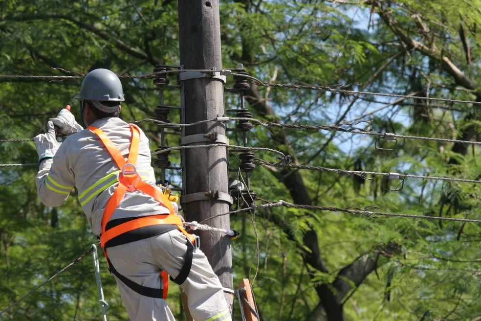 Manutenção na rede elétrica causa interrupções de energia em bairros de Manaus