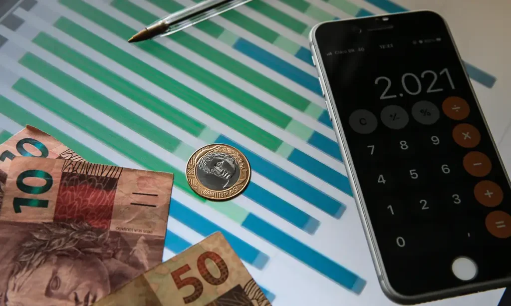 Mercado financeiro projeta queda na Selic de 2026, primeira revisão para baixo desde março