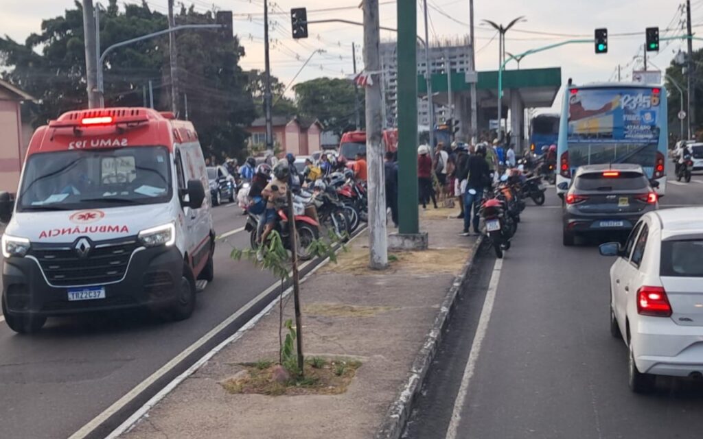 Motocicletas colidem na Av. Constantino Nery, Manaus, e deixam feridos