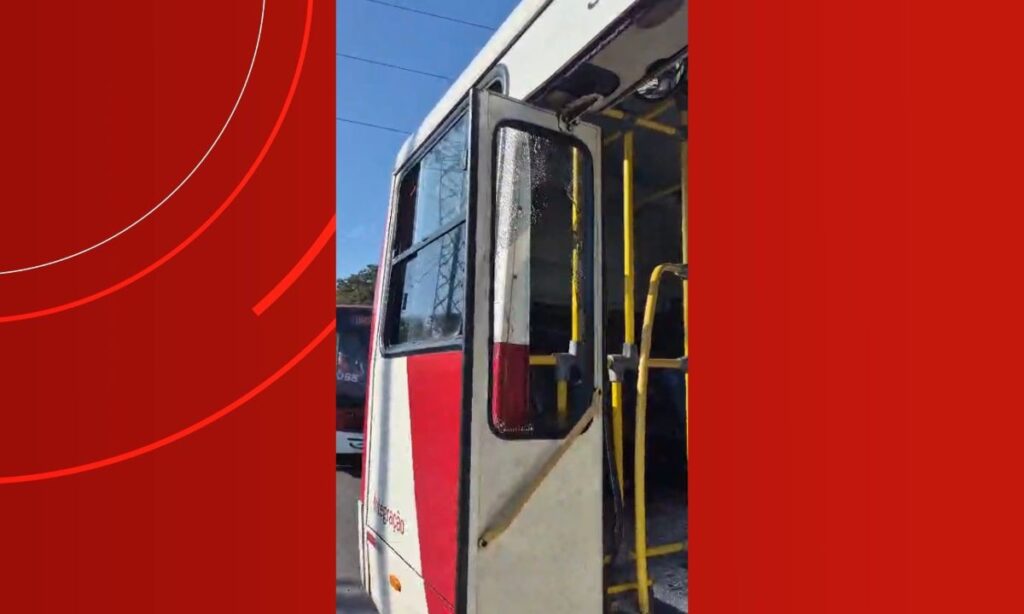 Motorista barra 'carona' perigosa e ônibus é apedrejado por ciclistas em Manaus