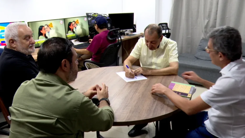 Omar Aziz foca em propostas para a saúde em agenda de campanha em Manaus