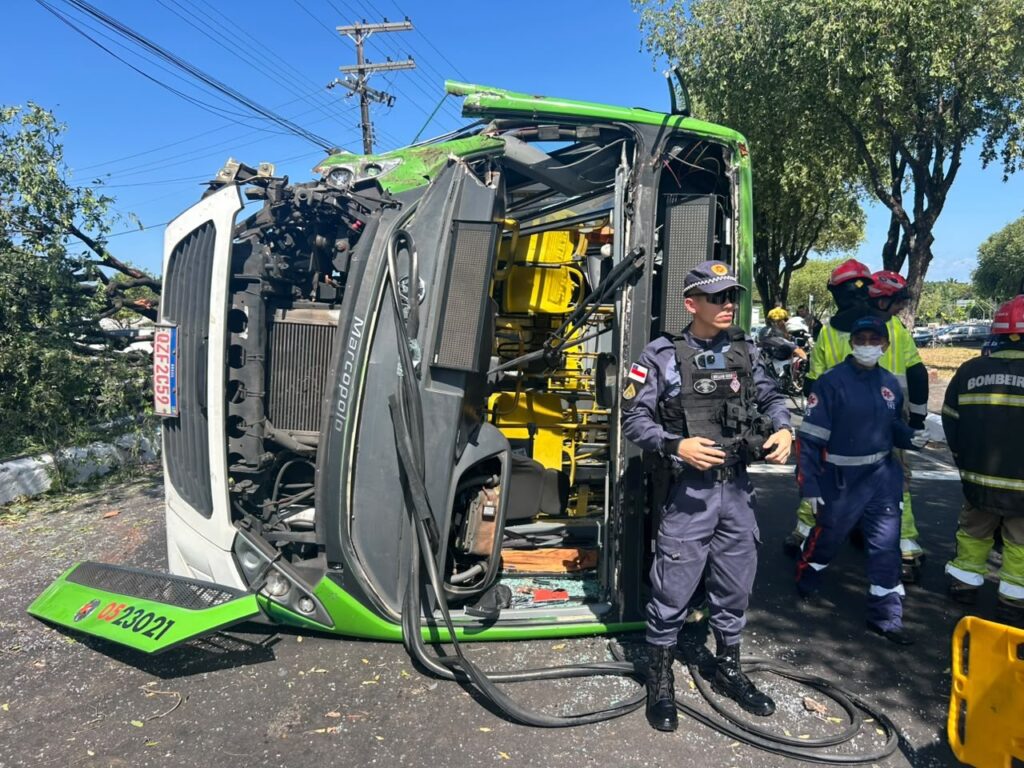 Ônibus capota em Manaus após colidir com árvore e deixa 21 pessoas feridas