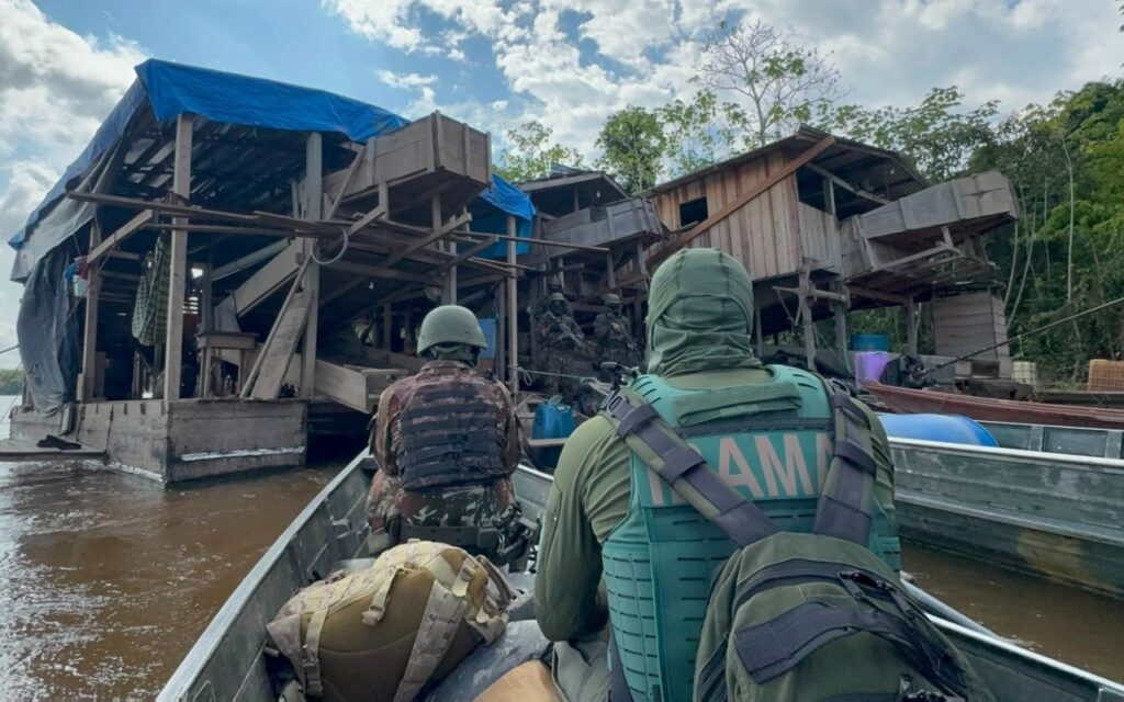 Operação Jaguaretê inutiliza seis dragas de garimpo ilegal no rio Içá