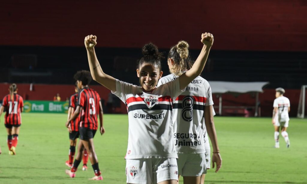 São Paulo feminino domina Vitória e assume ponta do Brasileirão em Salvador