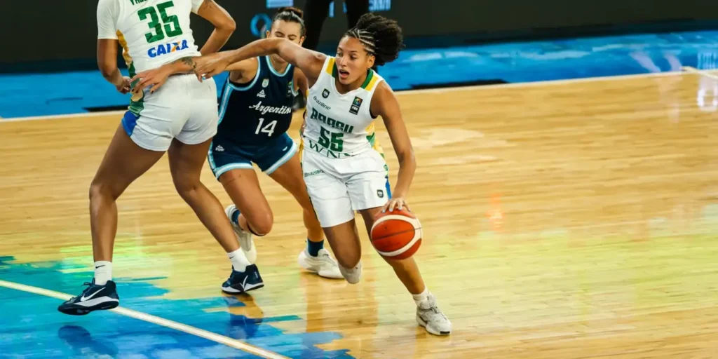 Seleção feminina de basquete do Brasil supera Argentina e avança às semifinais de qualificatório
