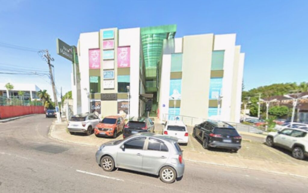 Tiros matam homem em frente a shopping no Parque Dez de Novembro, Manaus