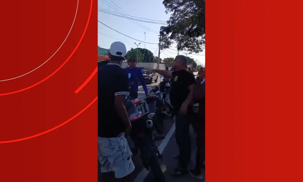 Vídeo mostra policial civil disparando arma durante confusão em frente a delegacia no Amazonas