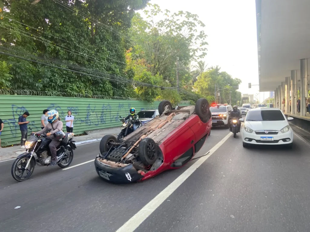 Acidente com capotamento bloqueia Avenida Constantino Nery em Manaus