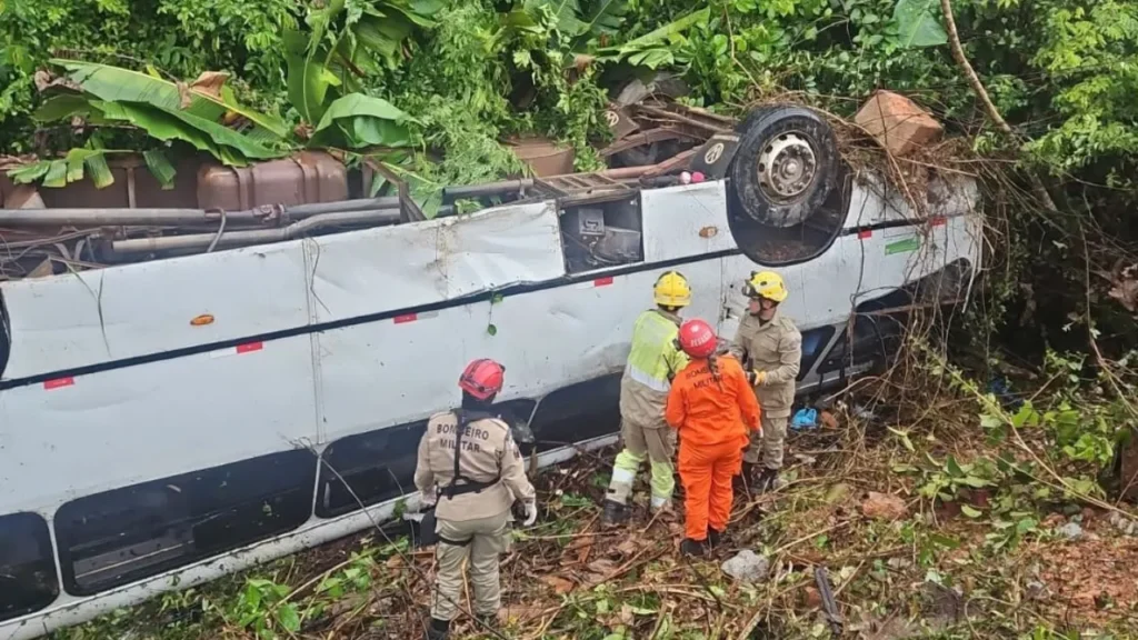 Acidente com micro-ônibus na Br-174 deixa passageiros feridos e mobiliza resgate no Amazonas