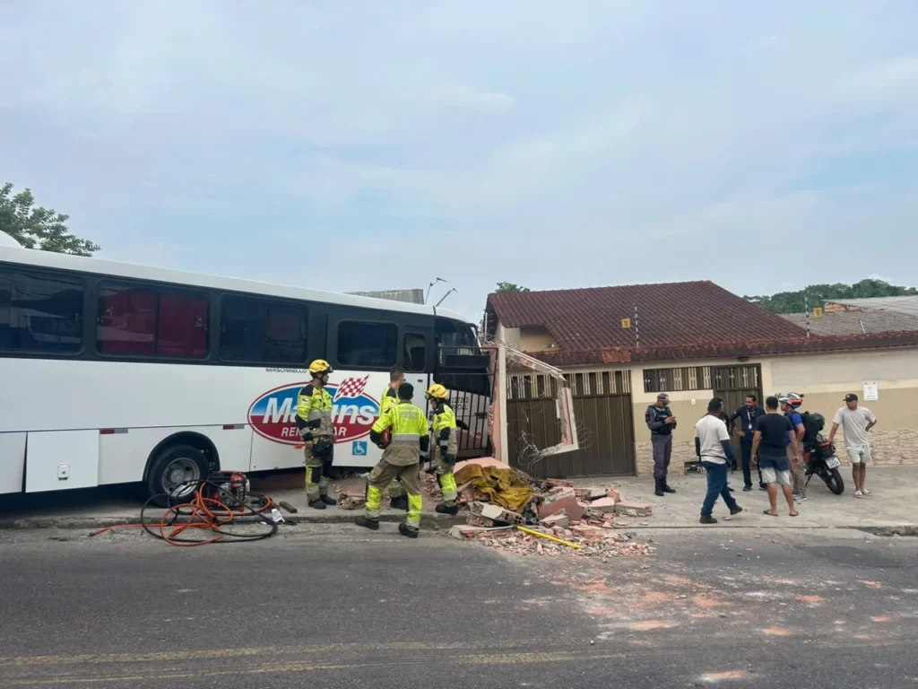 Acidente grave em Manaus: motorista de micro-ônibus fica preso às ferragens após colisão com residência